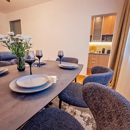 Апартаменты Elegant And Classic 2bd With Free Parking By Apartmax